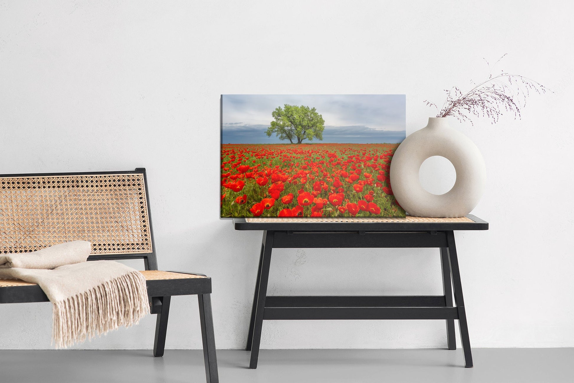 Obraz na płótnie drzewo z makami – nowoczesna dekoracja do salonu - Artavia